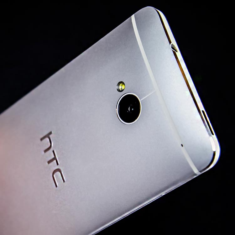 HTC-One-bagside